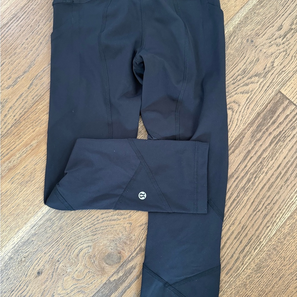 Lululemon black womens athletic leggings pockets  cropped 23” size 2 - Picture 4 of 5